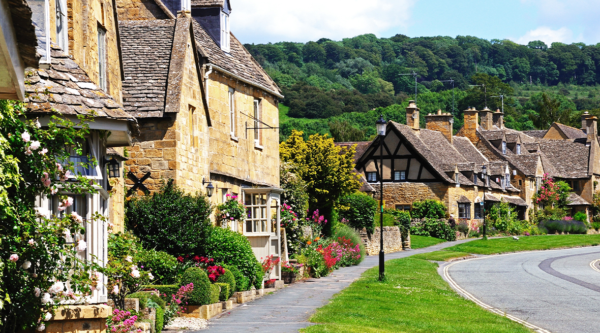 Les célèbres « cottages » des Cotswolds, construits en pierre de couleur miel